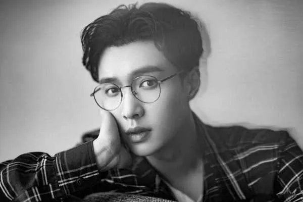 偶像练习生中张艺兴简介时的歌曲叫什么