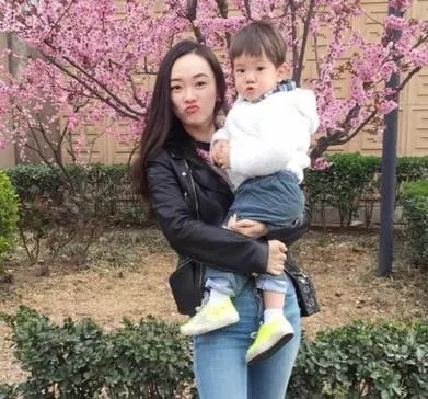 霍思燕儿子嗯哼长大了，单眼皮变成双眼皮，颜值爆表，你觉得帅吗？