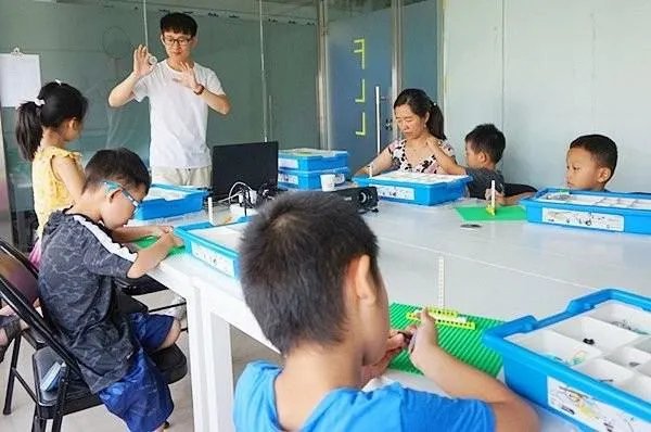 想开一家乐高机器人培训中心，加盟好还是自己开