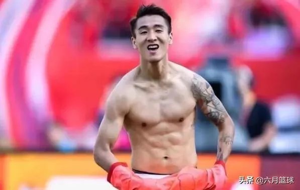 韦世豪脱衣庆祝晒肌肉，有球迷说：没纹身的话打满分，你怎么看？