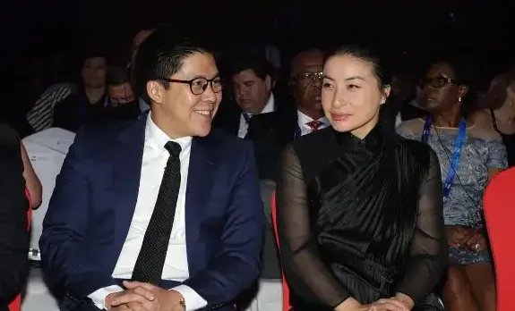 郭晶晶婚礼上父母坐经济舱是怎么回事？