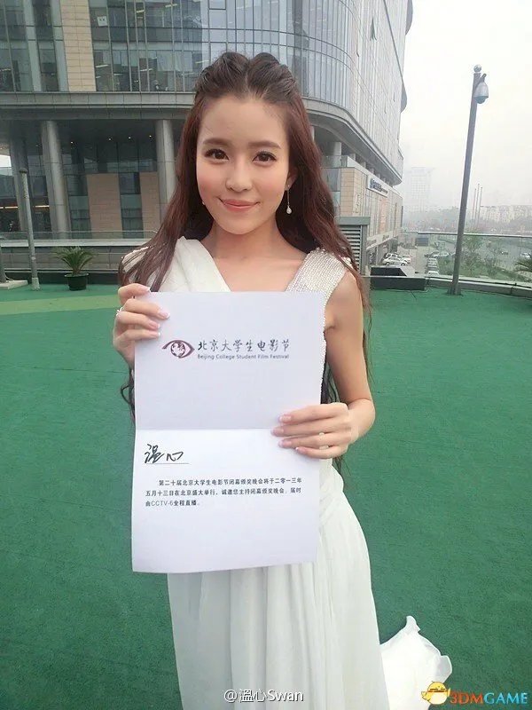 深大校花温健婷新旧照片对比：青涩退去变优雅