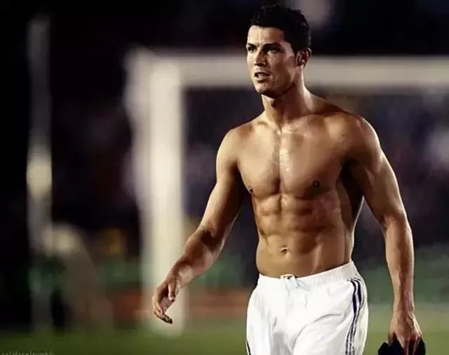 韦世豪脱衣庆祝晒肌肉，有球迷说：没纹身的话打满分，你怎么看？