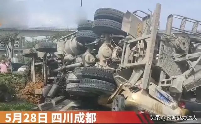 成都一私家车被罐车侧翻压扁，司机从副驾驶自行爬出，怎么回事？