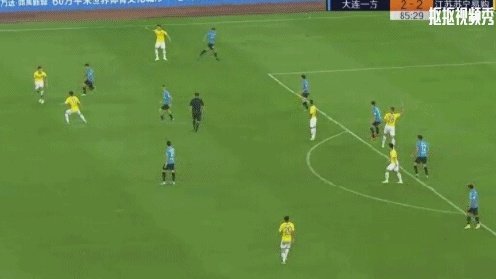 苏宁2：2一方，如何看待85分钟桑蒂尼禁区被踢倒，裁判没有表示的判罚？