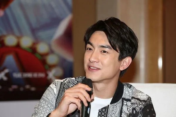 关于林更新四天夜会两女一事，其工作人员是如何回应的？