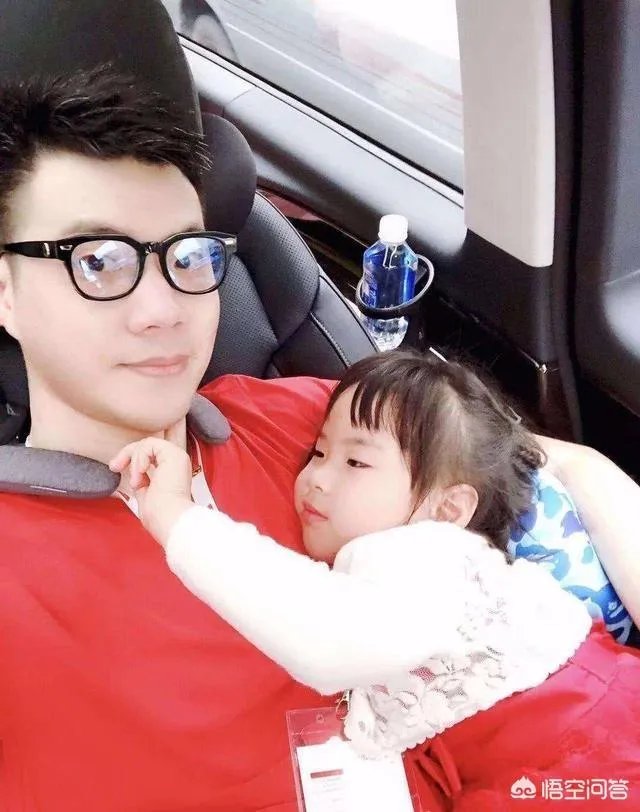 有哪些明星的孩子和他们长得很像？