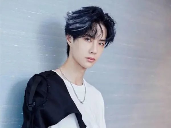 王一博工作室澄清戒指倒影，为何大家对于明星的感情生活如此敏感？