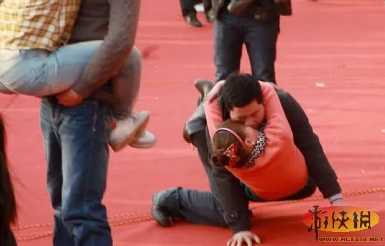 “接吻”马拉松？合肥上演接吻大赛多人晕倒