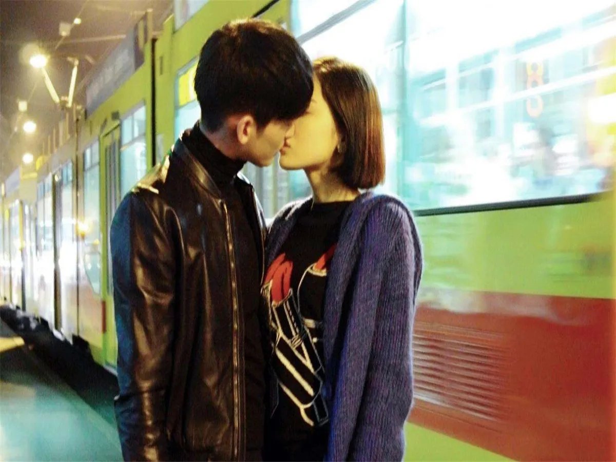 张翰郑爽同班飞机相遇，你遇到前任会打招呼吗？