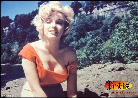 宅男性感女神的鼻祖 梦露罕见休闲照近日曝光