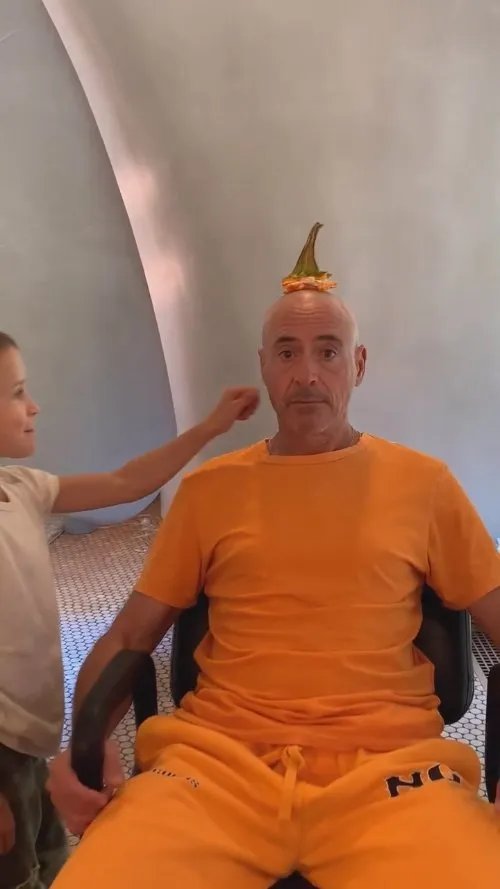 小罗伯特唐尼为新剧剃光头 孩子将其装扮成“南瓜头”