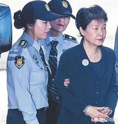 李明博与朴槿惠在去年和今年同一时段被提请逮捕, 是巧合还是故意？