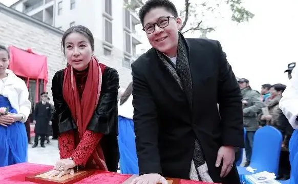 郭晶晶婚礼上父母坐经济舱是怎么回事？