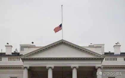 美国死亡病例10万，全国降半旗哀悼，总统却去打高尔夫，你怎么看？