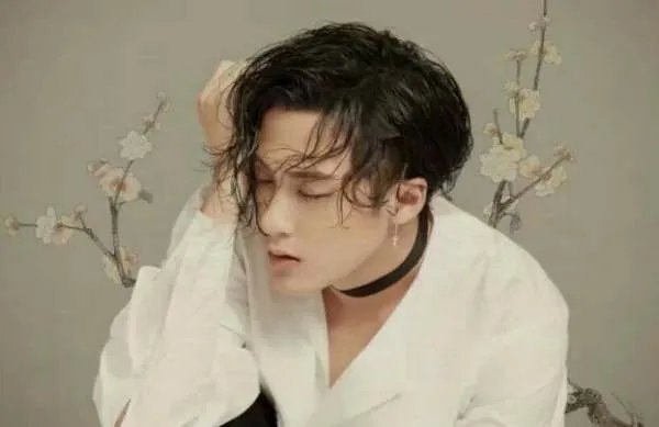 檀健次太空步退场，你觉得他跳舞能力如何？