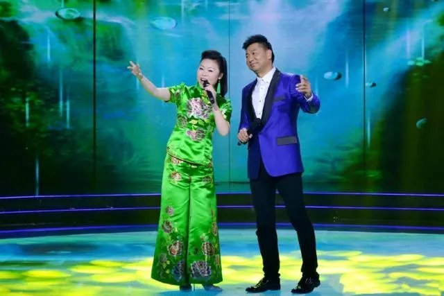 有人说电视上看不见“草帽姐”了，她的近况怎么样？