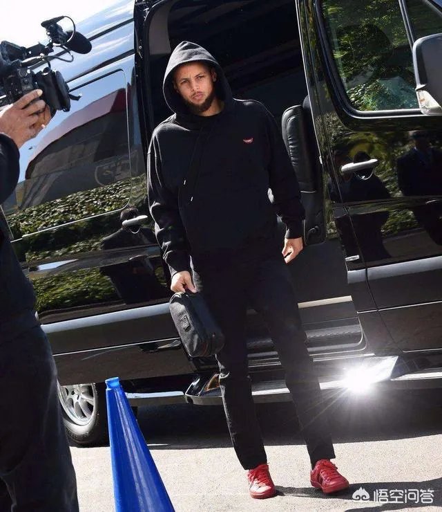 勇士VS掘金，首节勇士51：38领先掘金，共计命中16记三分，打成了全明星。你怎么看？