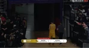 CBA第二轮，史蒂芬森一攻一防让孙铭徽领到一个技犯一个违体犯规，当时发生了什么？