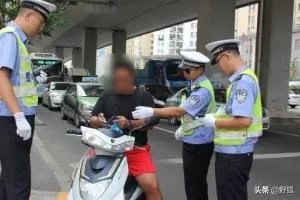 骑摩托车必须要戴头盔吗？为什么？