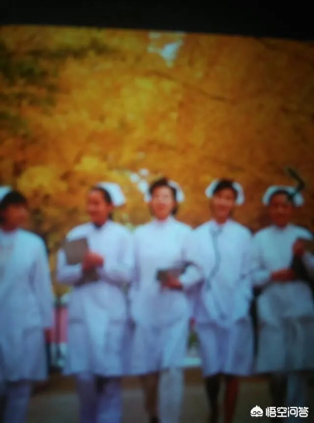 如何看待北京胖小伙挤地铁被大爷骂哭这件事？