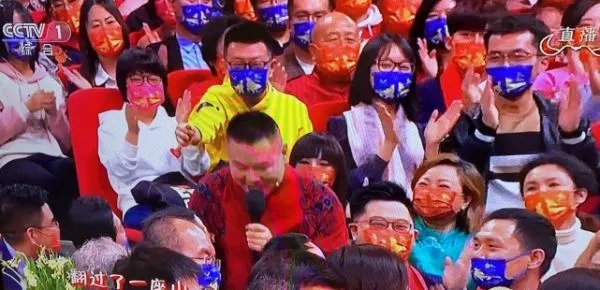 春晚观众戴的红口罩火了！这款口罩的防疫效果如何？