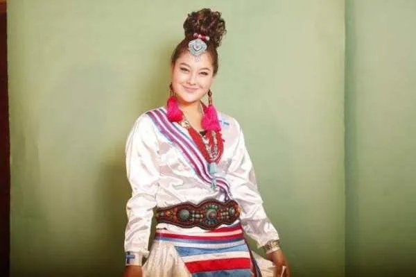 《美丽姑娘卓玛拉》是什么歌？