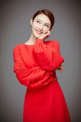 这届诗词大会的主持人叫什么名字？