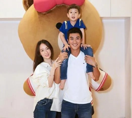 霍思燕儿子嗯哼长大了，单眼皮变成双眼皮，颜值爆表，你觉得帅吗？