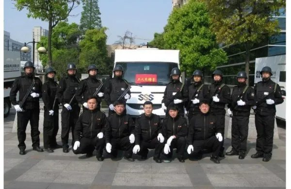 身穿金盾押运制服的工作人员背枪在超市购物，此举是否会受到处罚？