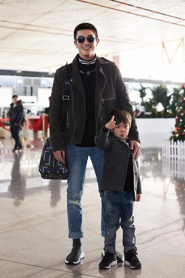 霍思燕儿子嗯哼长大了，单眼皮变成双眼皮，颜值爆表，你觉得帅吗？