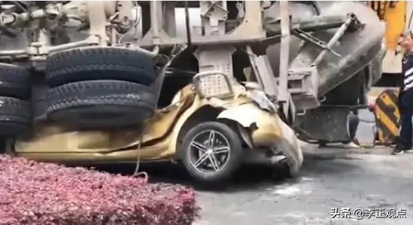 成都一私家车被罐车侧翻压扁，司机从副驾驶自行爬出，怎么回事？