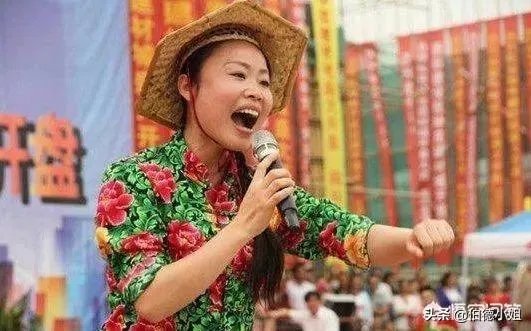 有人说电视上看不见“草帽姐”了，她的近况怎么样？