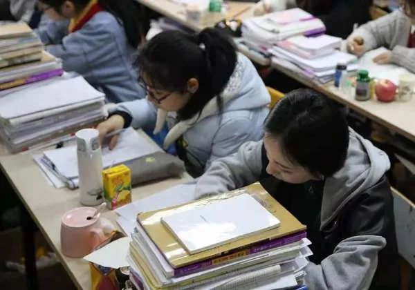 武汉高考考生携带手机舞弊，考生这么做是否会影响到他的未来？