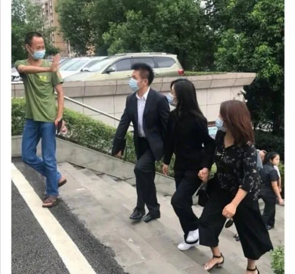 谭松韵母亲一案庭审结果如何，直播现场是怎样的？