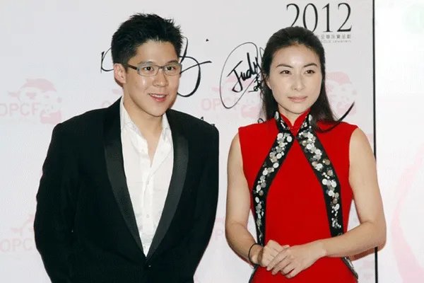 郭晶晶婚礼上父母坐经济舱是怎么回事？