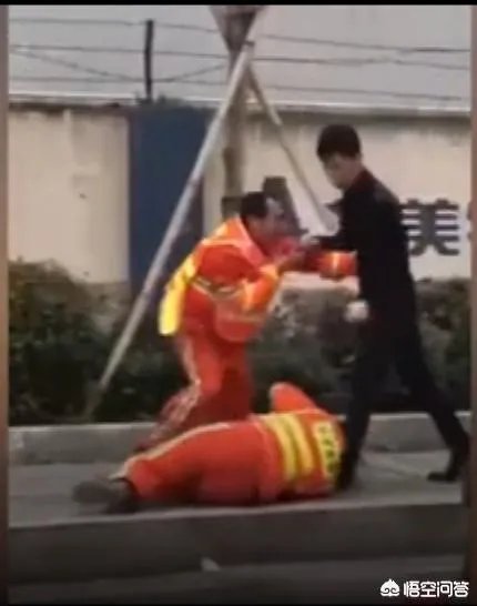 广东深圳环卫工夫妇制止行人丢垃圾遭殴打被赔5000元，你认为环卫工人制止有错吗？