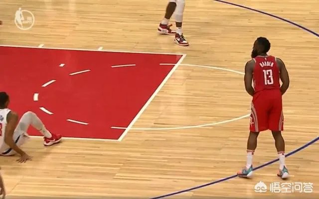 哈登晃倒韦斯利约翰逊数米远，等他站起来再投进三分，什么水平？