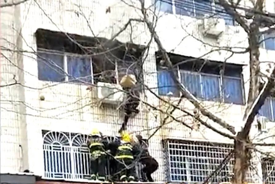 孕妇被困火场是谁把她救出来的？