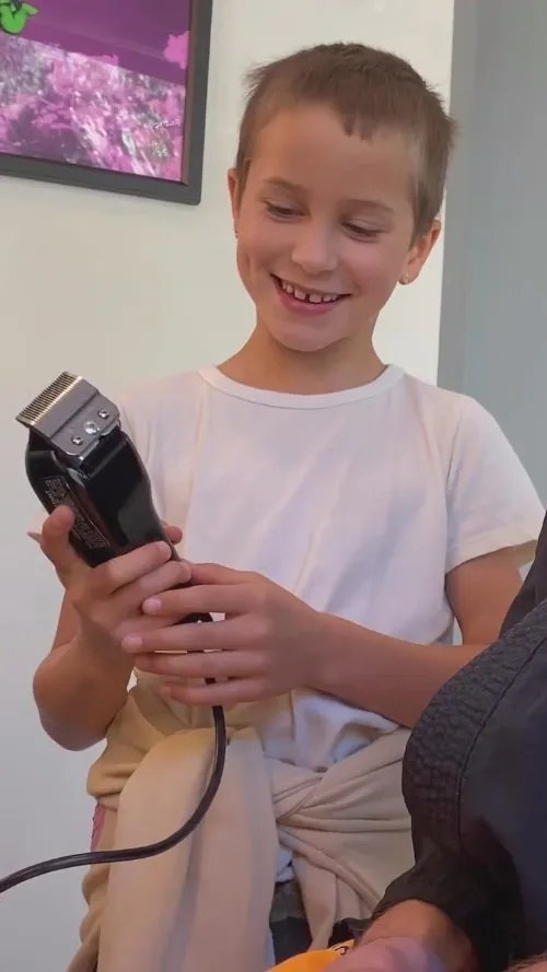 小罗伯特唐尼为新剧剃光头 孩子将其装扮成“南瓜头”