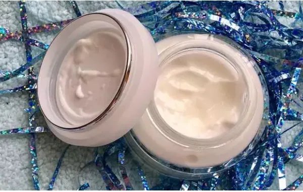 雅顿银级日霜和21天显效霜各有什么特点？