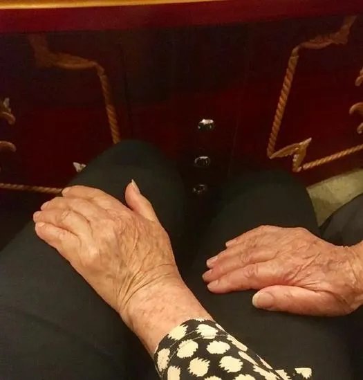 成都地铁上，美女因穿着“暴露”，竟然被老人当众辱骂。你怎么看待？