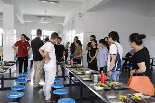 河北五名家长参与反应学校食堂卫生问题被刑拘，食堂是否存在食品安全问题？