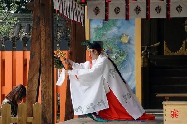 日本空姐被派去神社当巫女，为何网友质疑，是对巫女的不尊重？