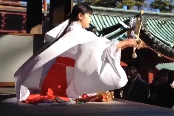 日本空姐被派去神社当巫女，为何网友质疑，是对巫女的不尊重？