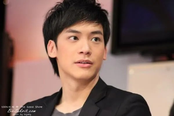 《爱在旅途》的男主角叫什么？