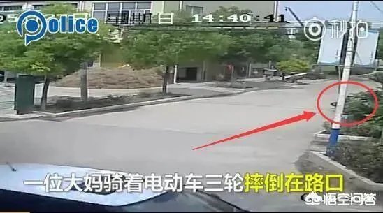 民警扶大妈被讹，大妈该得到谅解吗？