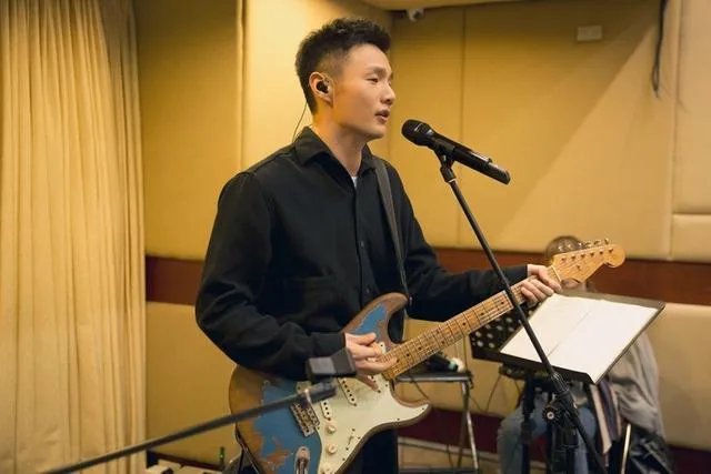 怎么评价李荣浩最新专辑《嗯》？