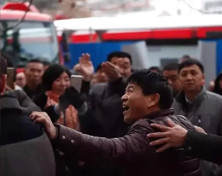 孕妇被困火场是谁把她救出来的？