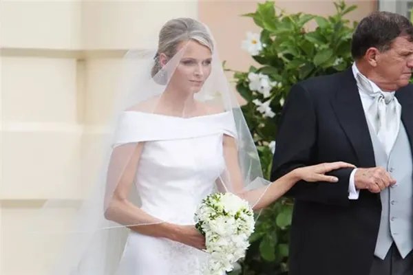 世界上最美十大婚纱：伊丽莎白二世的婚纱上镶满了1万颗珍珠